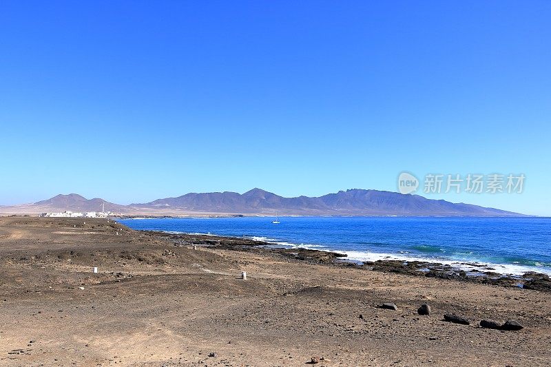 富埃特文图拉的詹迪亚半岛和加那利群岛Puerto de la Cruz村附近的大海